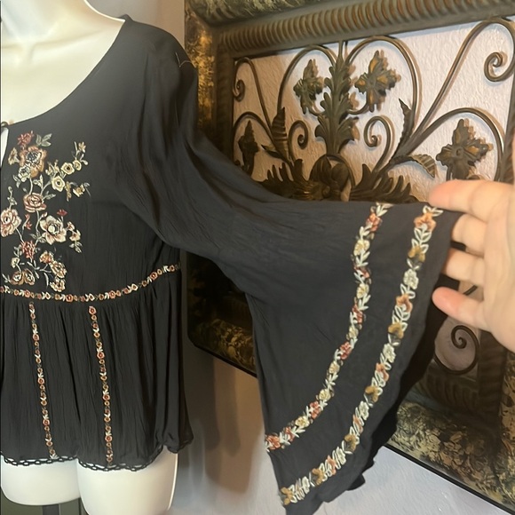 #28 American Eagle Boho Top Floral Embroidered Grey with Bell sleeves Sz M - Picture 5 of 13